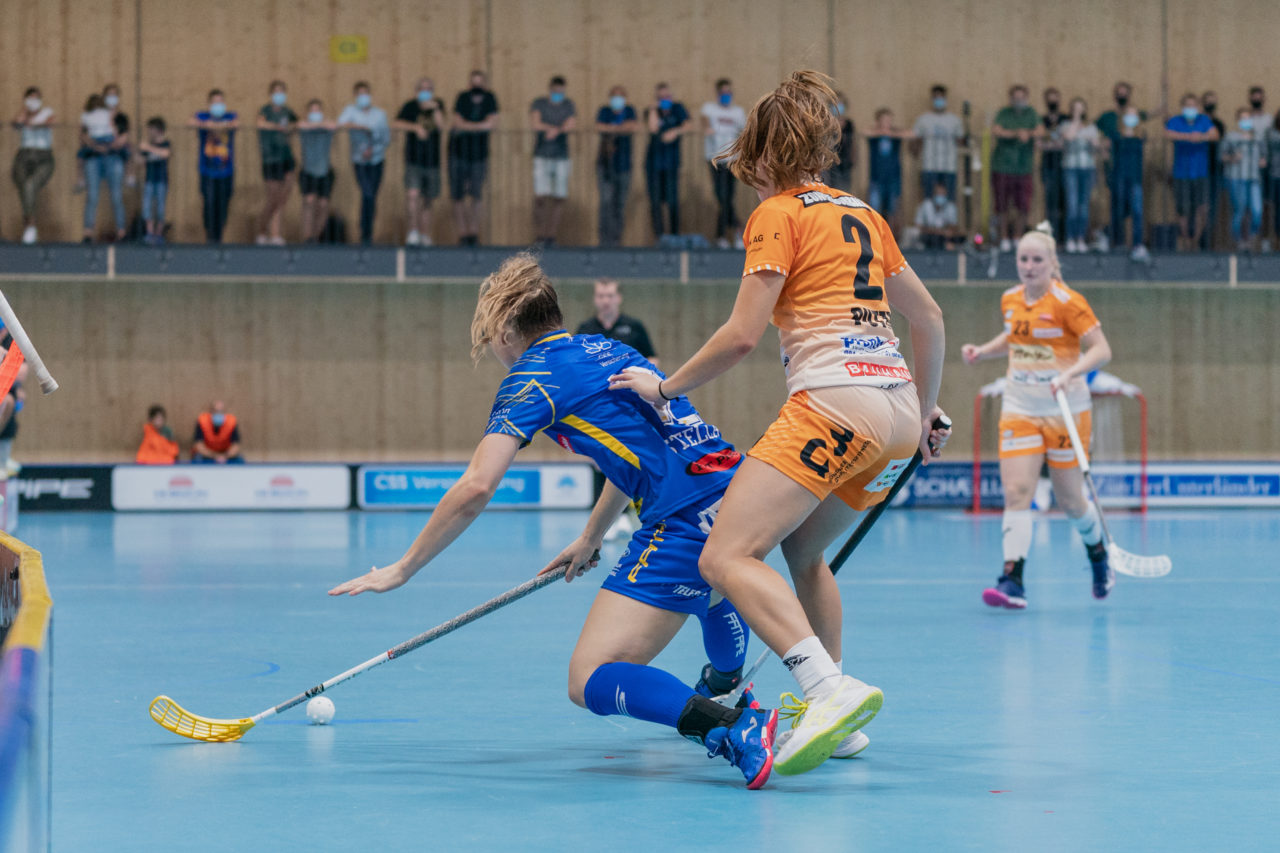 Frauen NLA Runde 2 2020/21, Switzerland: 20.09.2020, Kloten, Stighag, Jana Putzi (Nr. 2, piranha chur) stösst Tanja Stella (Nr. 12, Kloten-Dietlikon Jets) um

Credit: Claudio Schwarz, unihockey-fotos.ch