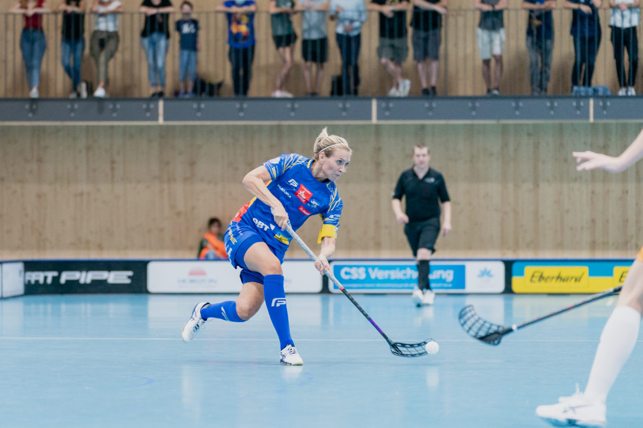 Frauen NLA Runde 2 2020/21, Switzerland: 20.09.2020, Kloten, Stighag, Michelle Wiki (Nr. 6, Kloten-Dietlikon Jets) schiesst

Credit: Claudio Schwarz, unihockey-fotos.ch