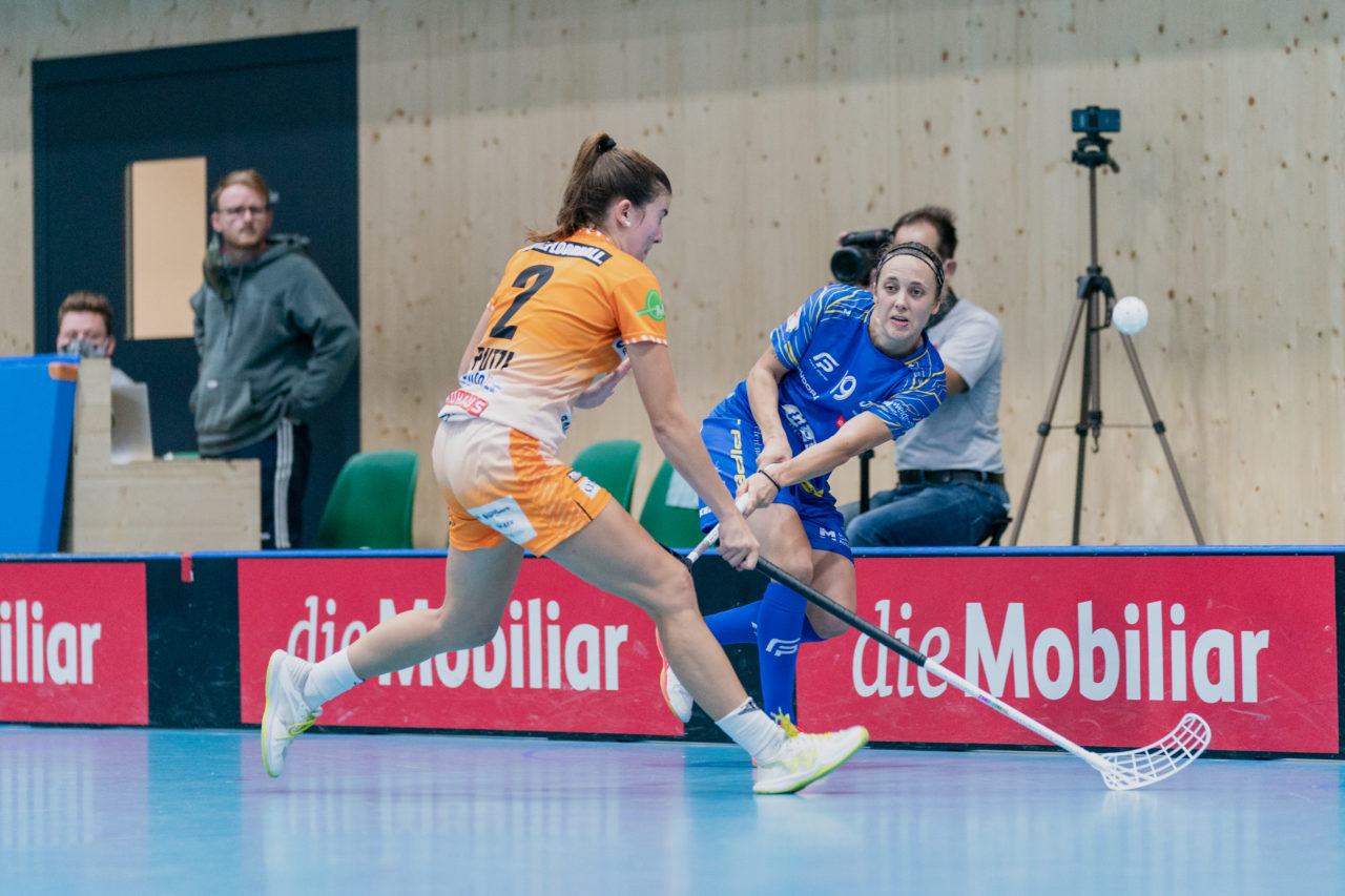 Frauen NLA Runde 2 2020/21, Switzerland: 20.09.2020, Kloten, Stighag, Julia Suter (Nr. 19, Kloten-Dietlikon Jets) spielt den Ball

Credit: Claudio Schwarz, unihockey-fotos.ch