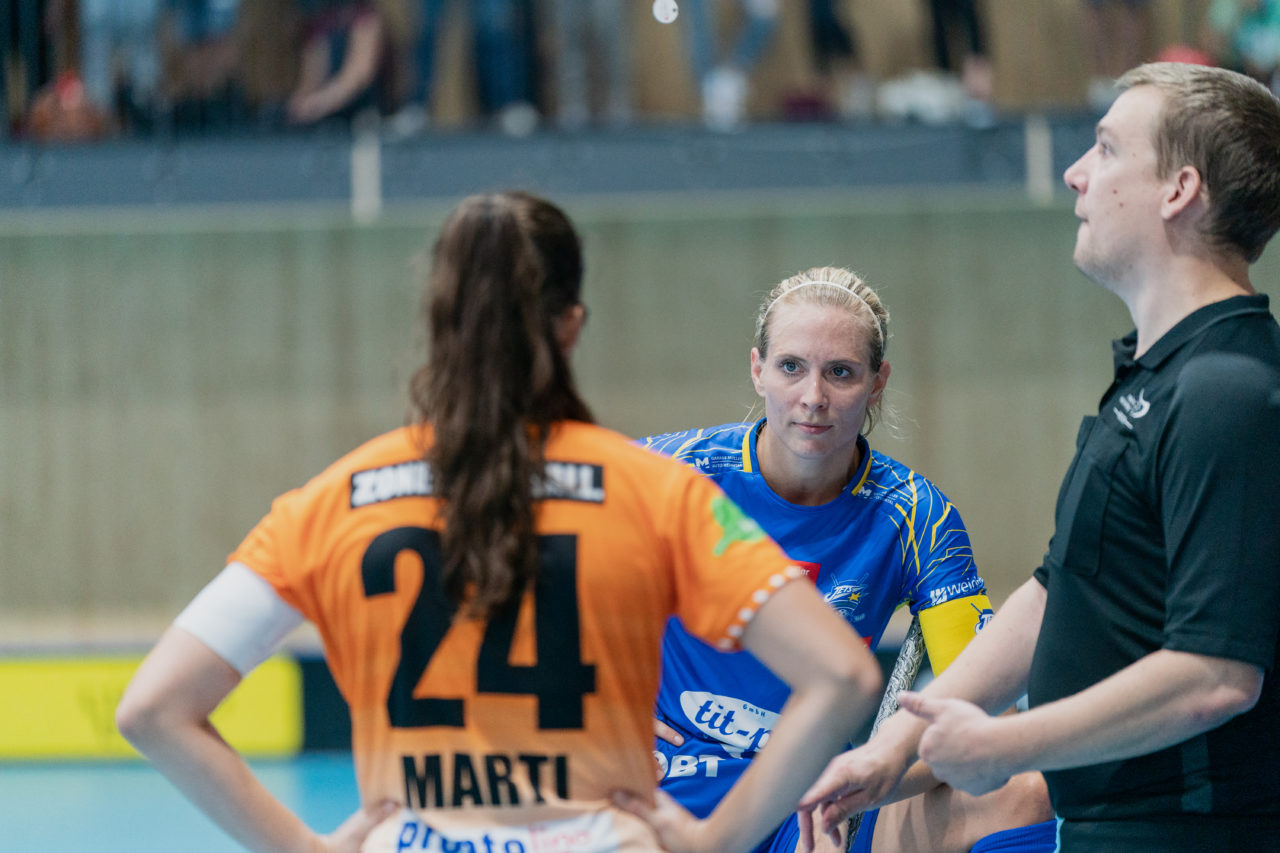 Frauen NLA Runde 2 2020/21, Switzerland: 20.09.2020, Kloten, Stighag, Michelle Wiki (Nr. 6, Kloten-Dietlikon Jets) beim Auslosen der Penalties

Credit: Claudio Schwarz, unihockey-fotos.ch