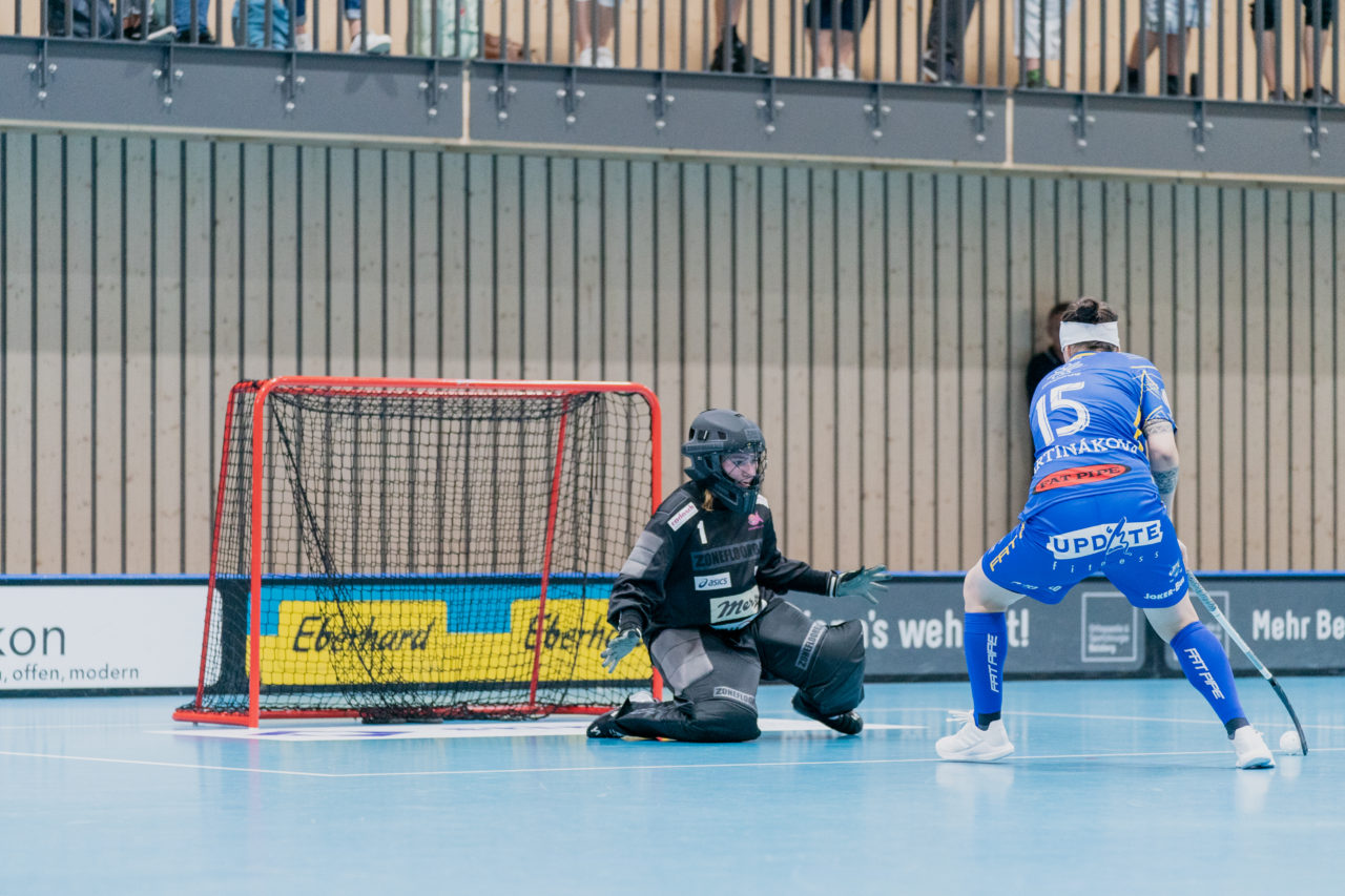 Frauen NLA Runde 2 2020/21, Switzerland: 20.09.2020, Kloten, Stighag, Natalie Martinakova (Nr. 15, Kloten-Dietlikon Jets) mit einem Trick

Credit: Claudio Schwarz, unihockey-fotos.ch