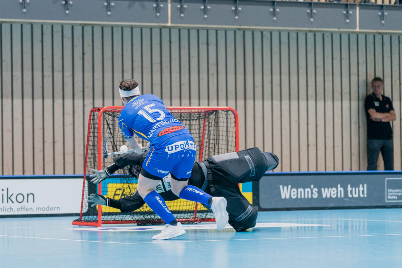 Frauen NLA Runde 2 2020/21, Switzerland: 20.09.2020, Kloten, Stighag, Natalie Martinakova (Nr. 15, Kloten-Dietlikon Jets) trifft

Credit: Claudio Schwarz, unihockey-fotos.ch