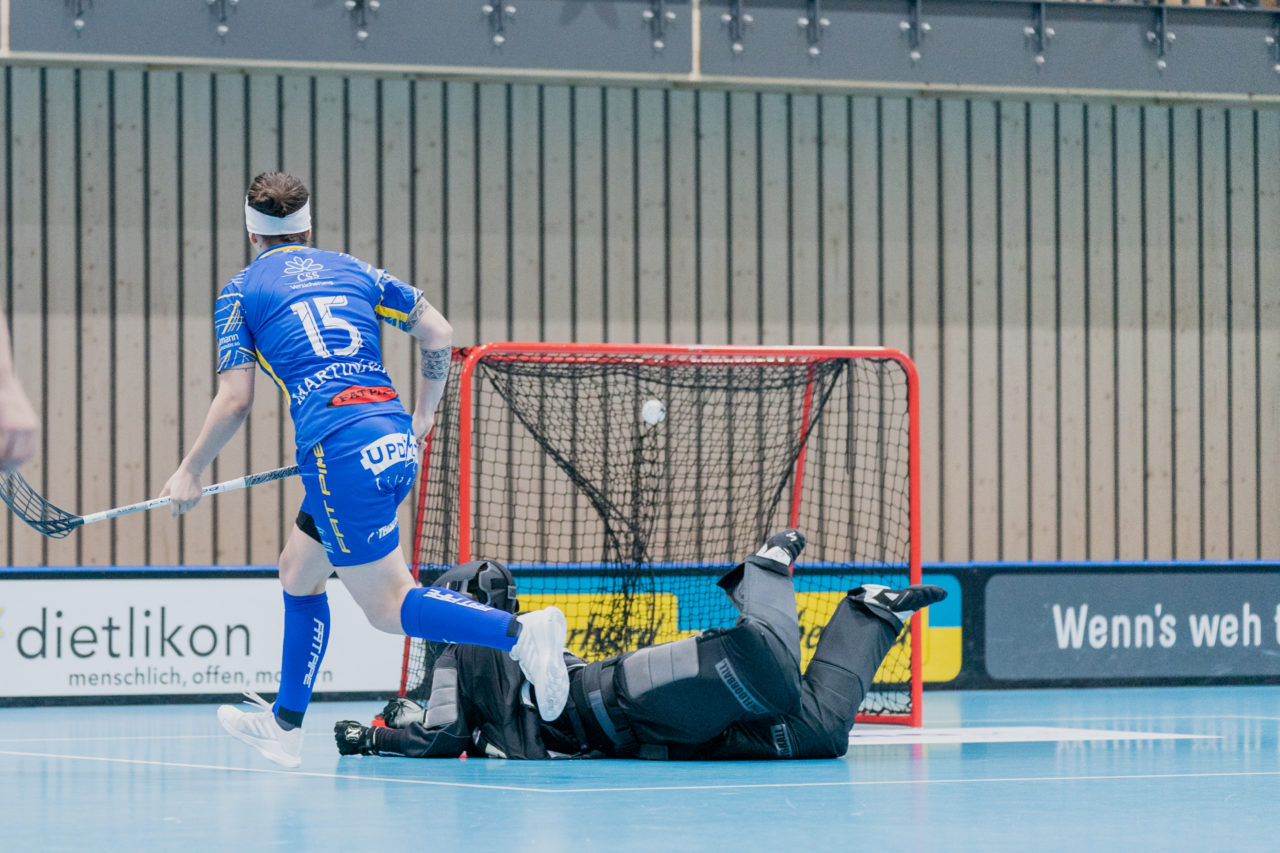 Frauen NLA Runde 2 2020/21, Switzerland: 20.09.2020, Kloten, Stighag, Natalie Martinakova (Nr. 15, Kloten-Dietlikon Jets) trifft

Credit: Claudio Schwarz, unihockey-fotos.ch