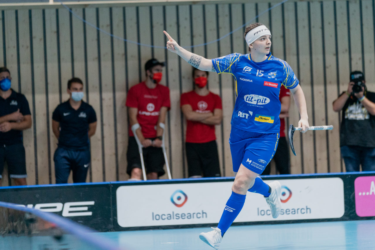 Frauen NLA Runde 2 2020/21, Switzerland: 20.09.2020, Kloten, Stighag, Natalie Martinakova (Nr. 15, Kloten-Dietlikon Jets) jubelt

Credit: Claudio Schwarz, unihockey-fotos.ch