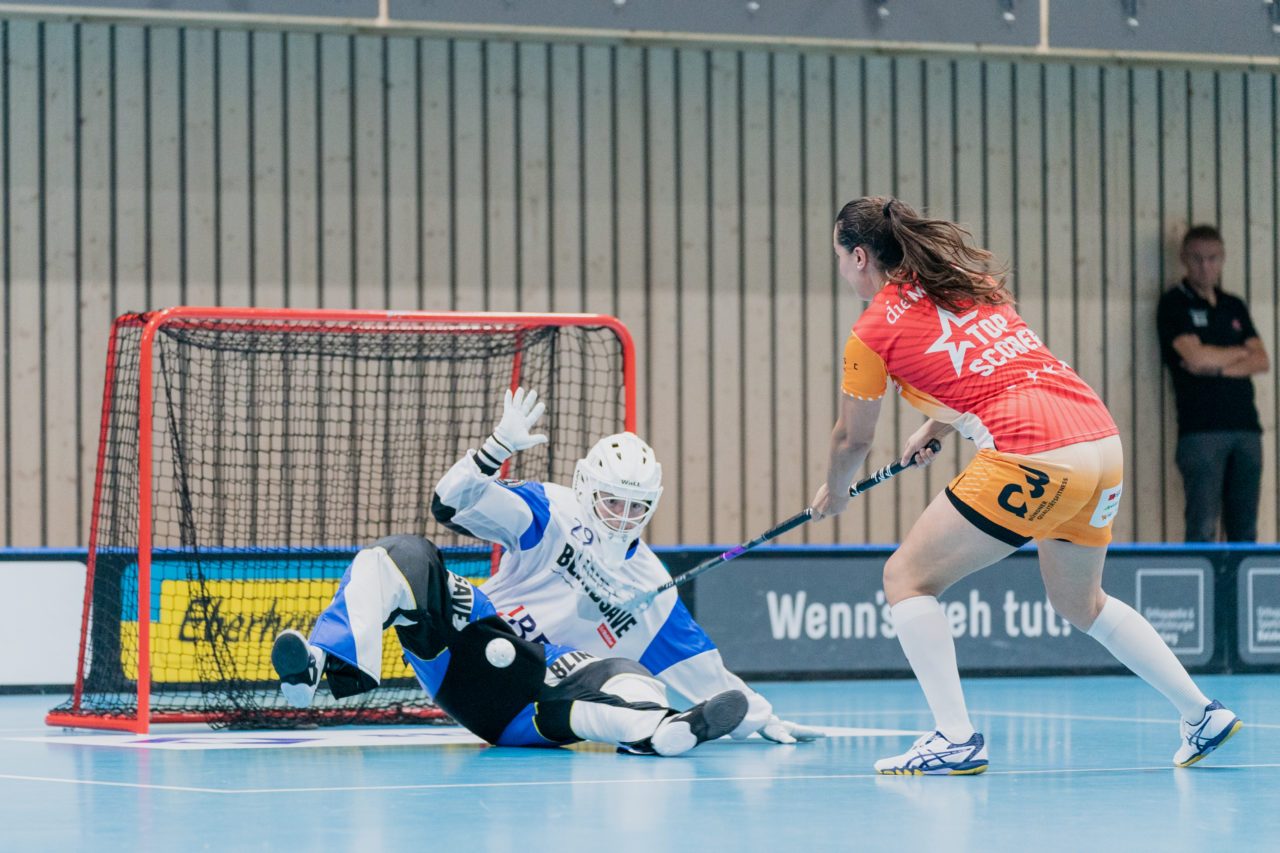 Frauen NLA Runde 2 2020/21, Switzerland: 20.09.2020, Kloten, Stighag, Monika Schmid (Nr. 29, Kloten-Dietlikon Jets) pariert gegen Corin Rüttimann (Nr. 21, piranha chur) 

Credit: Claudio Schwarz, unihockey-fotos.ch