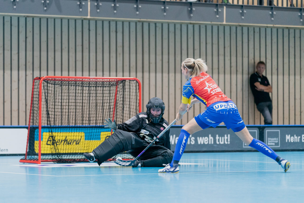 Frauen NLA Runde 2 2020/21, Switzerland: 20.09.2020, Kloten, Stighag, Michelle Wiki (Nr. 6, Kloten-Dietlikon Jets) trifft

Credit: Claudio Schwarz, unihockey-fotos.ch