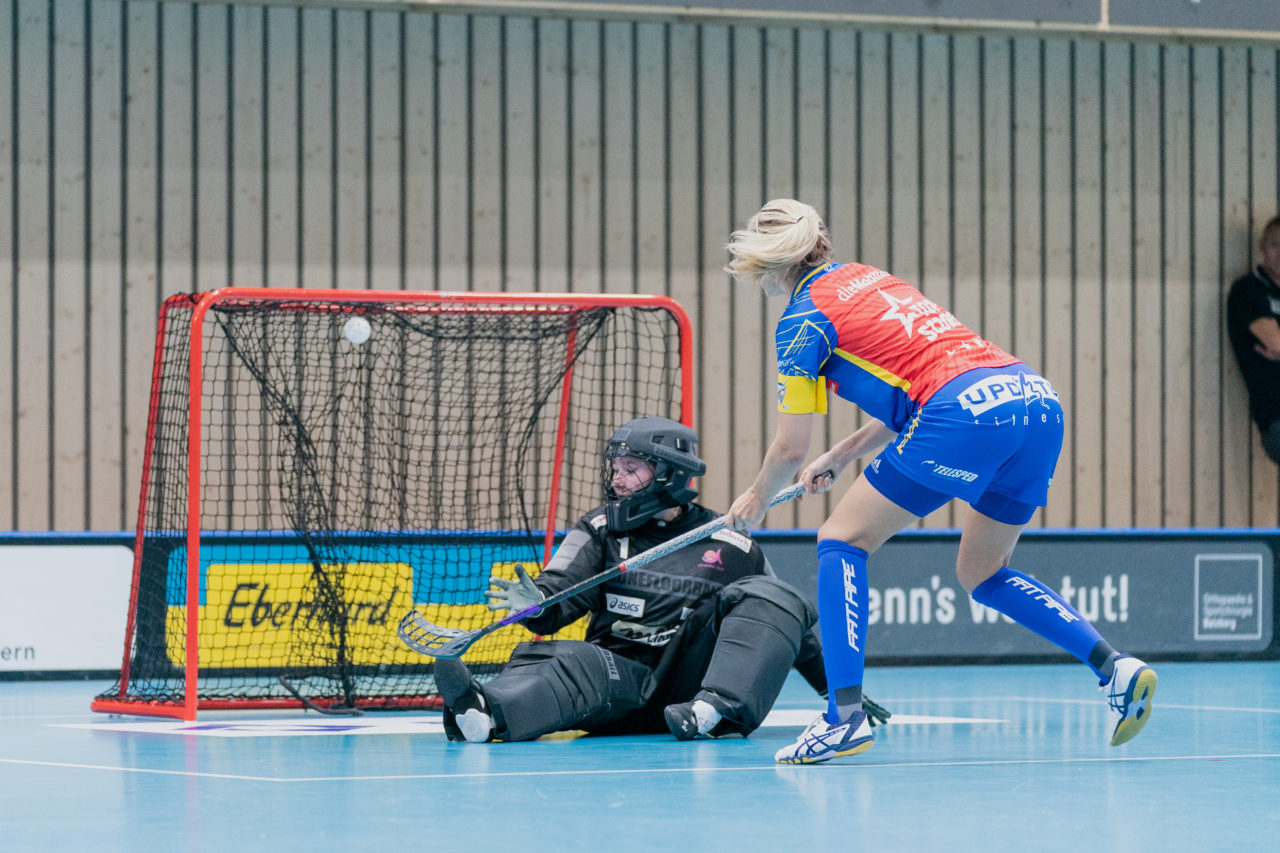 Frauen NLA Runde 2 2020/21, Switzerland: 20.09.2020, Kloten, Stighag, Michelle Wiki (Nr. 6, Kloten-Dietlikon Jets) trifft

Credit: Claudio Schwarz, unihockey-fotos.ch