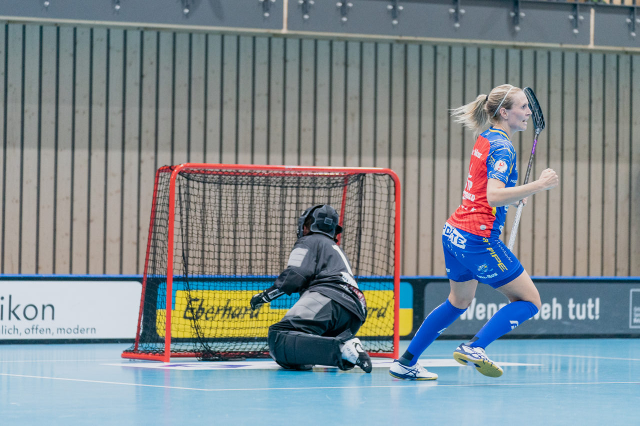 Frauen NLA Runde 2 2020/21, Switzerland: 20.09.2020, Kloten, Stighag, Michelle Wiki (Nr. 6, Kloten-Dietlikon Jets) jubelt

Credit: Claudio Schwarz, unihockey-fotos.ch