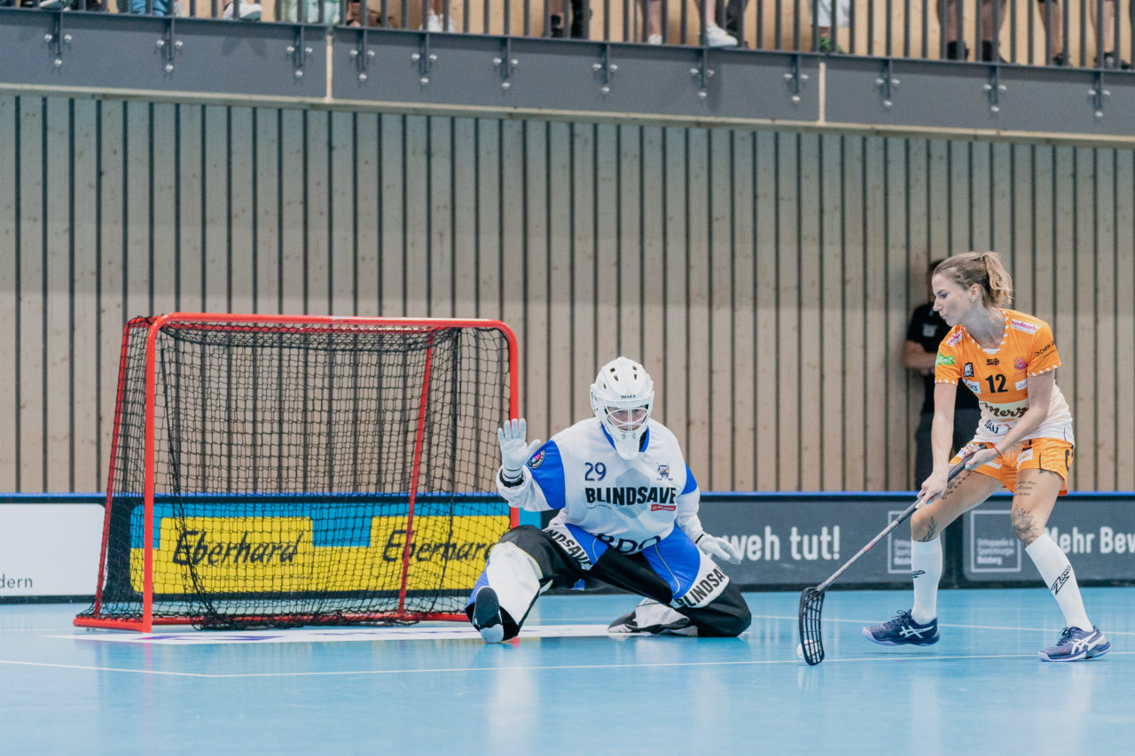 Frauen NLA Runde 2 2020/21, Switzerland: 20.09.2020, Kloten, Stighag, Katarína Klapitová (Nr. 12, piranha chur) mit einem Trick

Credit: Claudio Schwarz, unihockey-fotos.ch