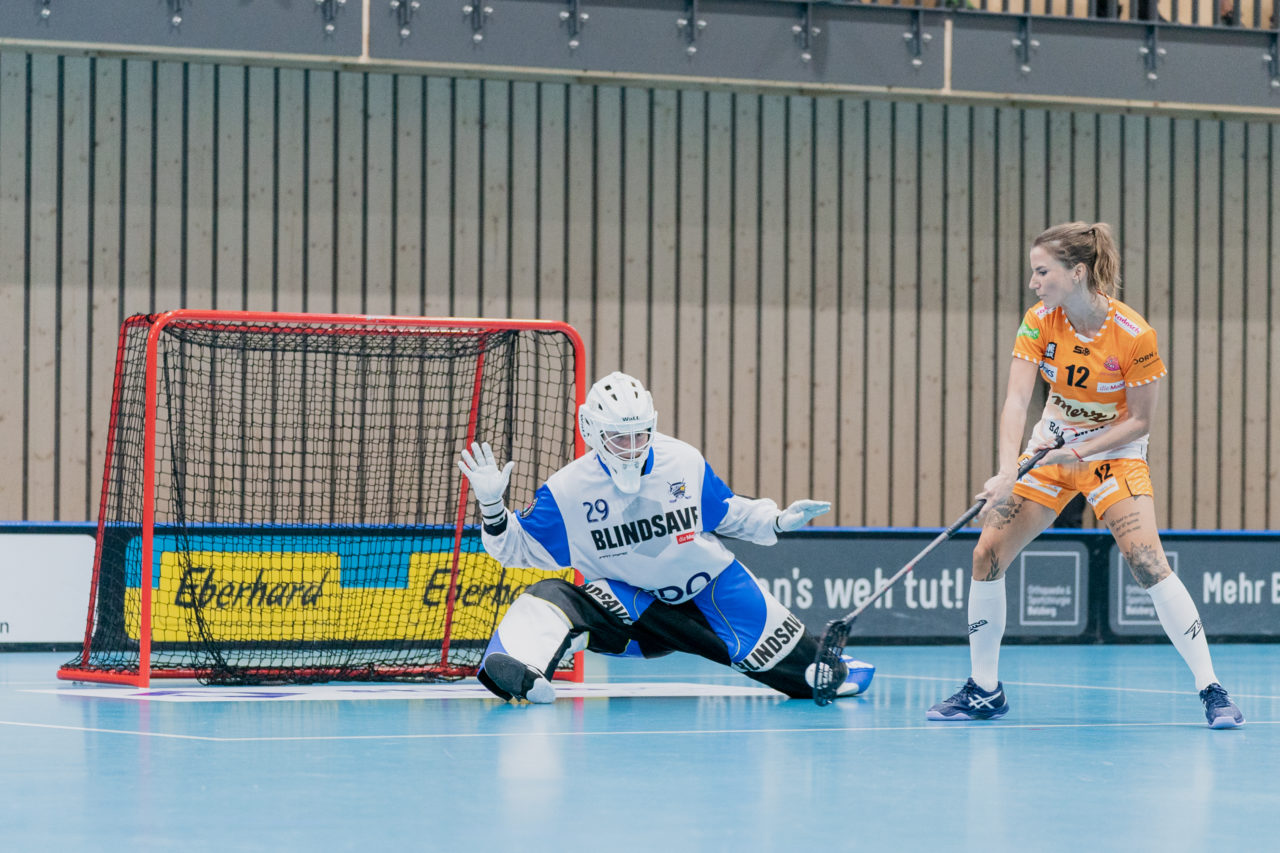 Frauen NLA Runde 2 2020/21, Switzerland: 20.09.2020, Kloten, Stighag, Katarína Klapitová (Nr. 12, piranha chur) mit einem Trick

Credit: Claudio Schwarz, unihockey-fotos.ch