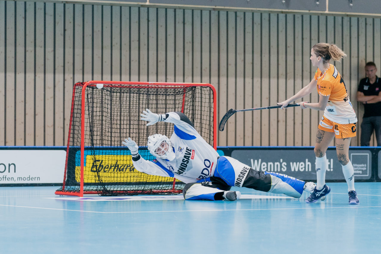 Frauen NLA Runde 2 2020/21, Switzerland: 20.09.2020, Kloten, Stighag, Katarína Klapitová (Nr. 12, piranha chur) mit einem Trick

Credit: Claudio Schwarz, unihockey-fotos.ch