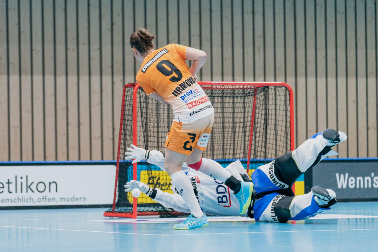 Frauen NLA Runde 2 2020/21, Switzerland: 20.09.2020, Kloten, Stighag, Monika Schmid (Nr. 29, Kloten-Dietlikon Jets) hält gegen Nela Jiráková (Nr. 9, piranha chur) 

Credit: Claudio Schwarz, unihockey-fotos.ch