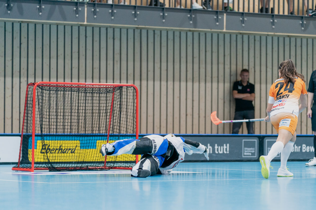 Frauen NLA Runde 2 2020/21, Switzerland: 20.09.2020, Kloten, Stighag, Monika Schmid (Nr. 29, Kloten-Dietlikon Jets) hält gegen Flurina Marti (Nr. 24, piranha chur) 

Credit: Claudio Schwarz, unihockey-fotos.ch