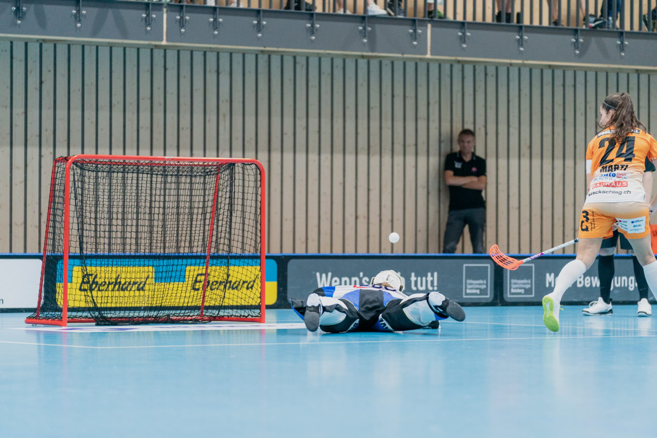 Frauen NLA Runde 2 2020/21, Switzerland: 20.09.2020, Kloten, Stighag, Monika Schmid (Nr. 29, Kloten-Dietlikon Jets) hält gegen Flurina Marti (Nr. 24, piranha chur) 

Credit: Claudio Schwarz, unihockey-fotos.ch