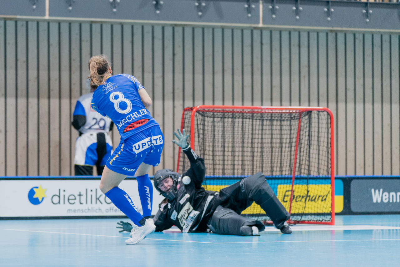 Frauen NLA Runde 2 2020/21, Switzerland: 20.09.2020, Kloten, Stighag, Jill Münger (Nr. 1, piranha chur) hält gegen Brigitte Mischler (Nr. 8, Kloten-Dietlikon Jets) 

Credit: Claudio Schwarz, unihockey-fotos.ch