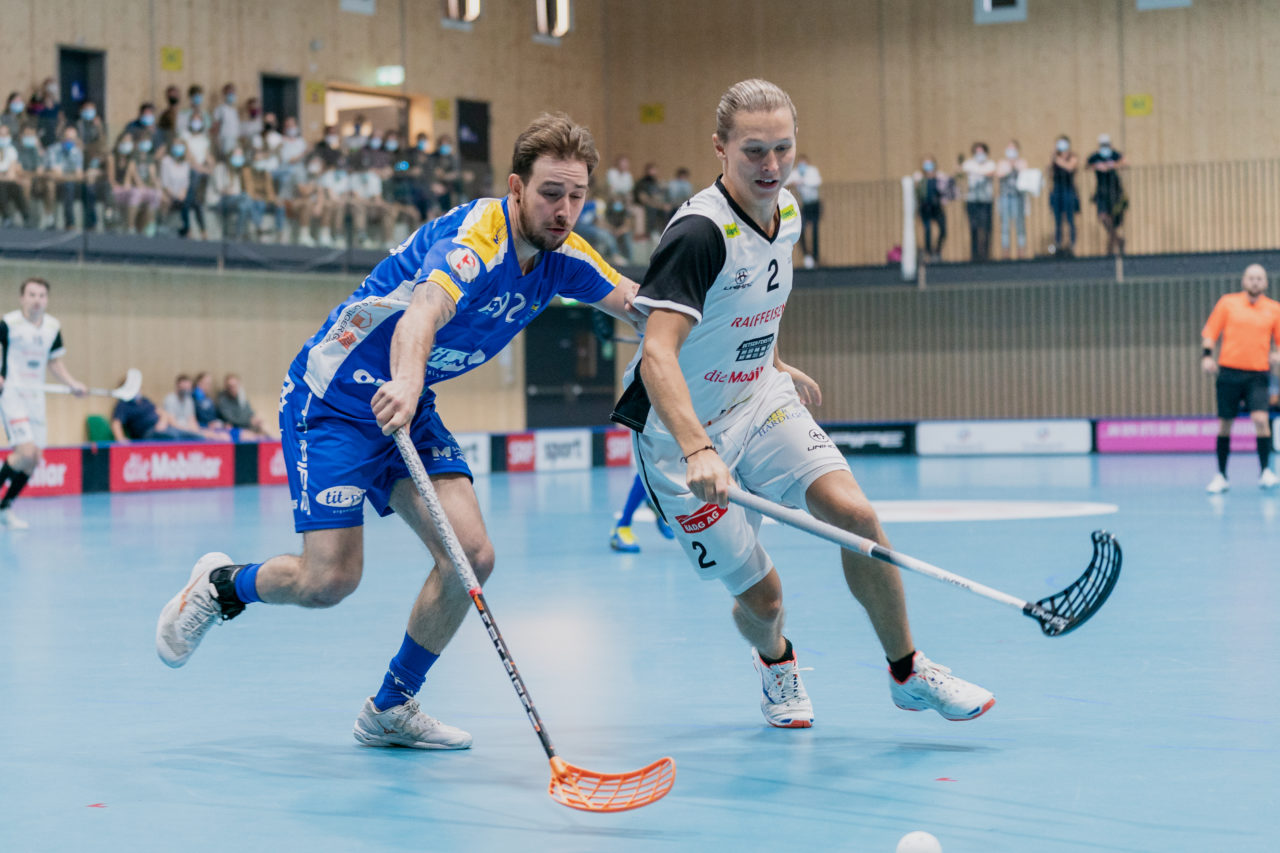 Männer NLB Runde 2 2020/21, Switzerland: 20.09.2020, Kloten, Stighag, Nick Bregenzer (Nr. 92, Kloten-Dietlikon Jets) kämpft gegen Kalle Keskitalo (Nr. 2, UHC Sarganserland) um den Ball

Credit: Claudio Schwarz, unihockey-fotos.ch