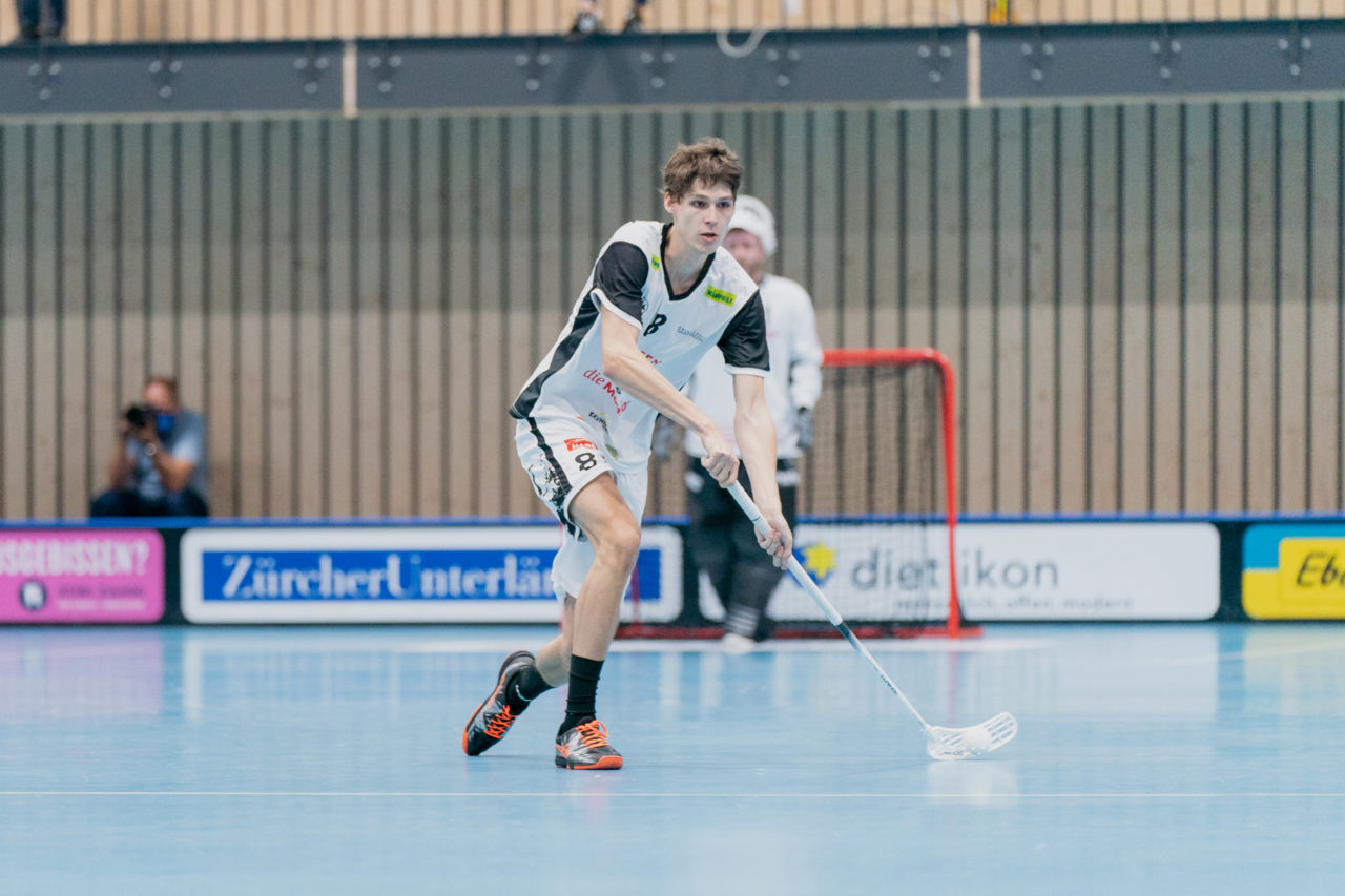 Männer NLB Runde 2 2020/21, Switzerland: 20.09.2020, Kloten, Stighag, Ricardo Camenisch (Nr. 8, UHC Sarganserland) am Ball

Credit: Claudio Schwarz, unihockey-fotos.ch