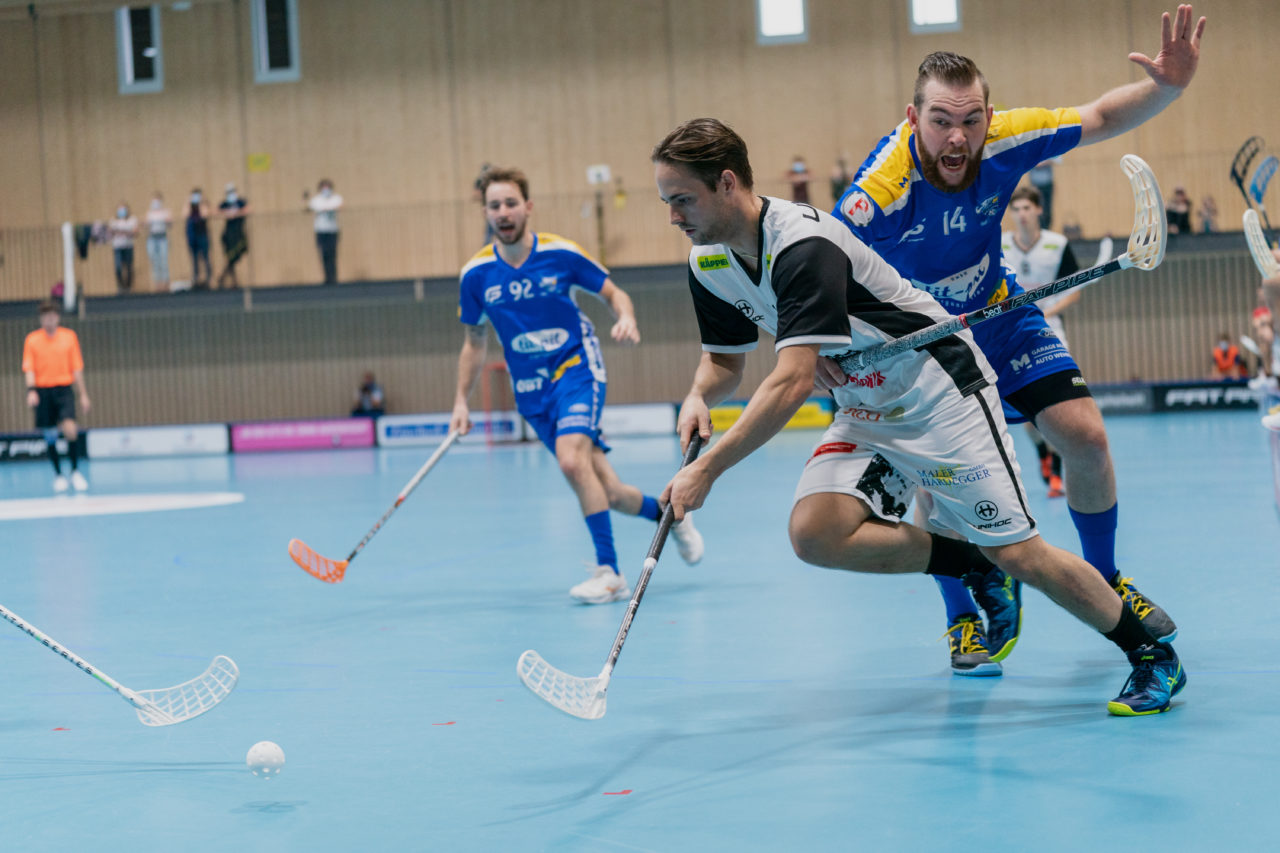 Männer NLB Runde 2 2020/21, Switzerland: 20.09.2020, Kloten, Stighag, Cedric Kühne (Nr. 17, UHC Sarganserland) enteilt Yannick Steffen (Nr. 14, Kloten-Dietlikon Jets) 

Credit: Claudio Schwarz, unihockey-fotos.ch