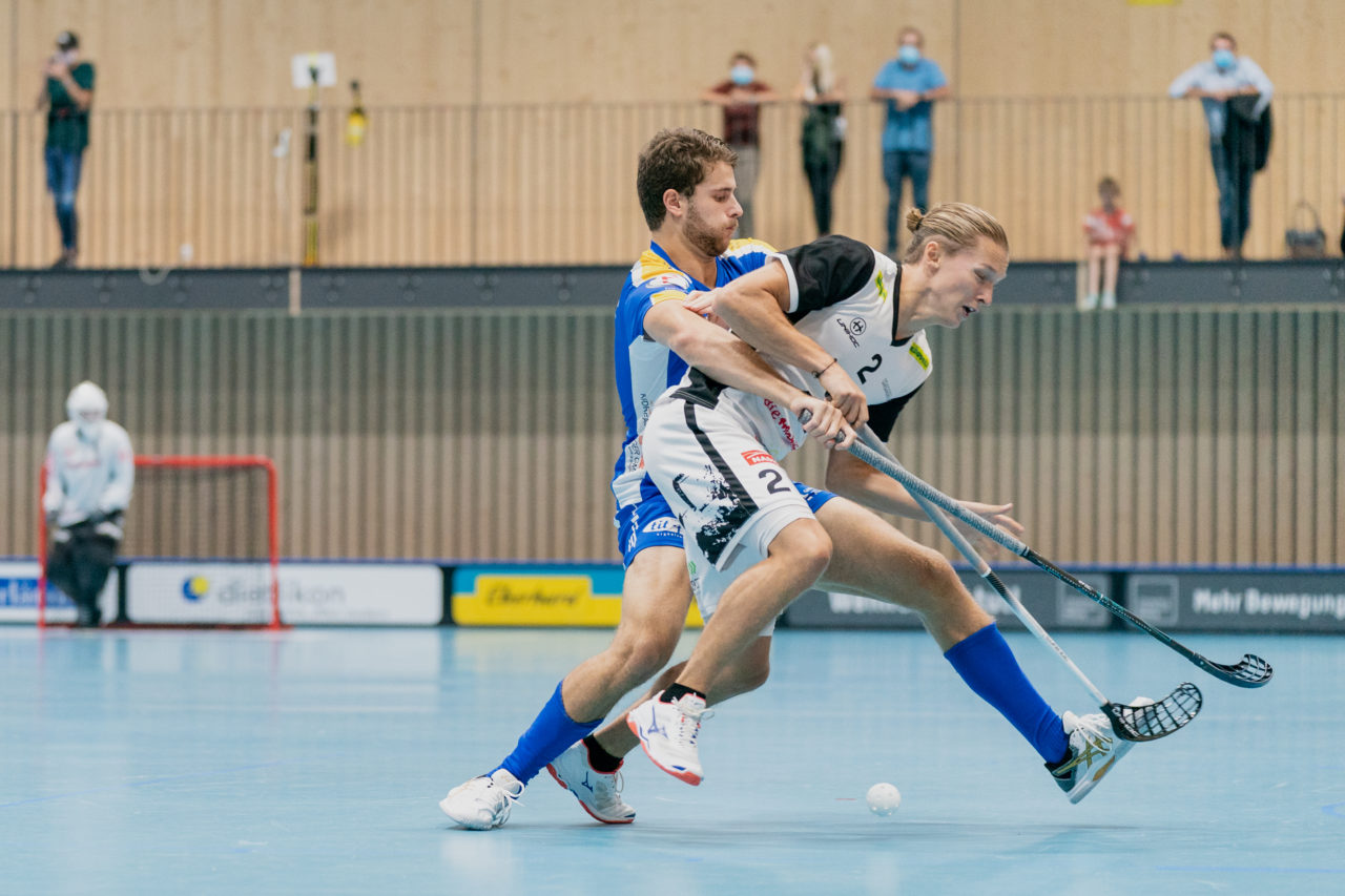 Männer NLB Runde 2 2020/21, Switzerland: 20.09.2020, Kloten, Stighag, Andrea Vitali (Nr. 15, Kloten-Dietlikon Jets) kämpft gegen Kalle Keskitalo (Nr. 2, UHC Sarganserland) 

Credit: Claudio Schwarz, unihockey-fotos.ch