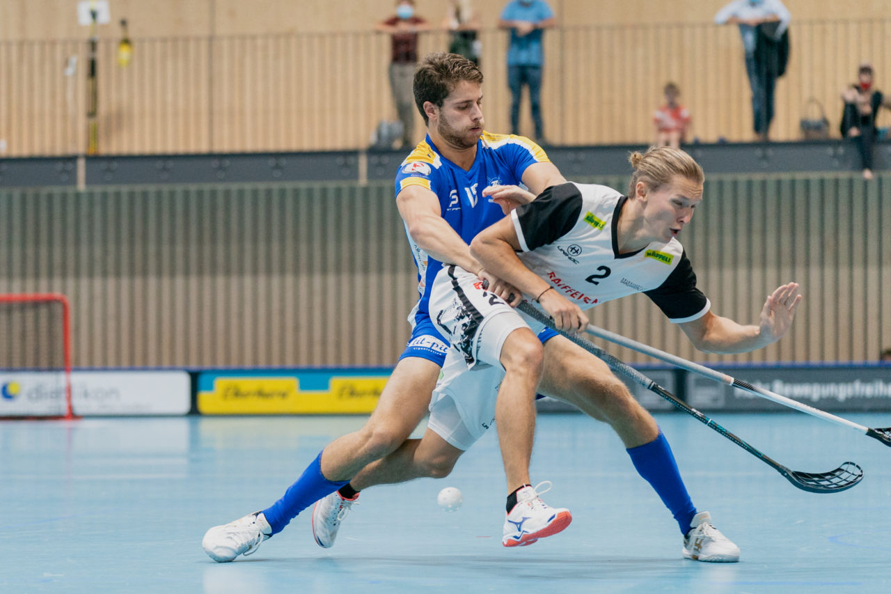 Männer NLB Runde 2 2020/21, Switzerland: 20.09.2020, Kloten, Stighag, Andrea Vitali (Nr. 15, Kloten-Dietlikon Jets) bringt Kalle Keskitalo (Nr. 2, UHC Sarganserland) zu Fall

Credit: Claudio Schwarz, unihockey-fotos.ch