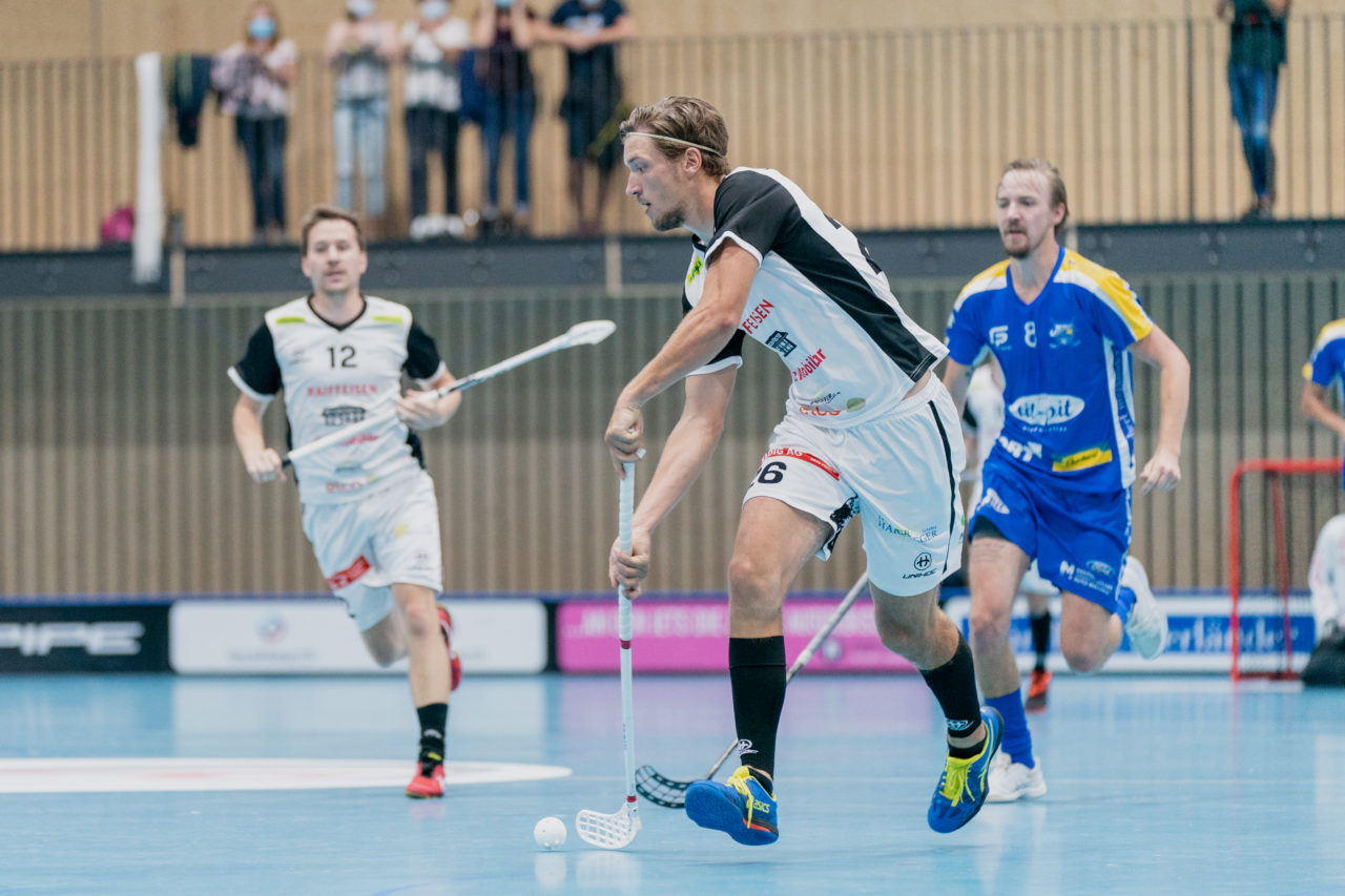 Männer NLB Runde 2 2020/21, Switzerland: 20.09.2020, Kloten, Stighag, Christof Marugg (Nr. 26, UHC Sarganserland) spielt den Ball

Credit: Claudio Schwarz, unihockey-fotos.ch