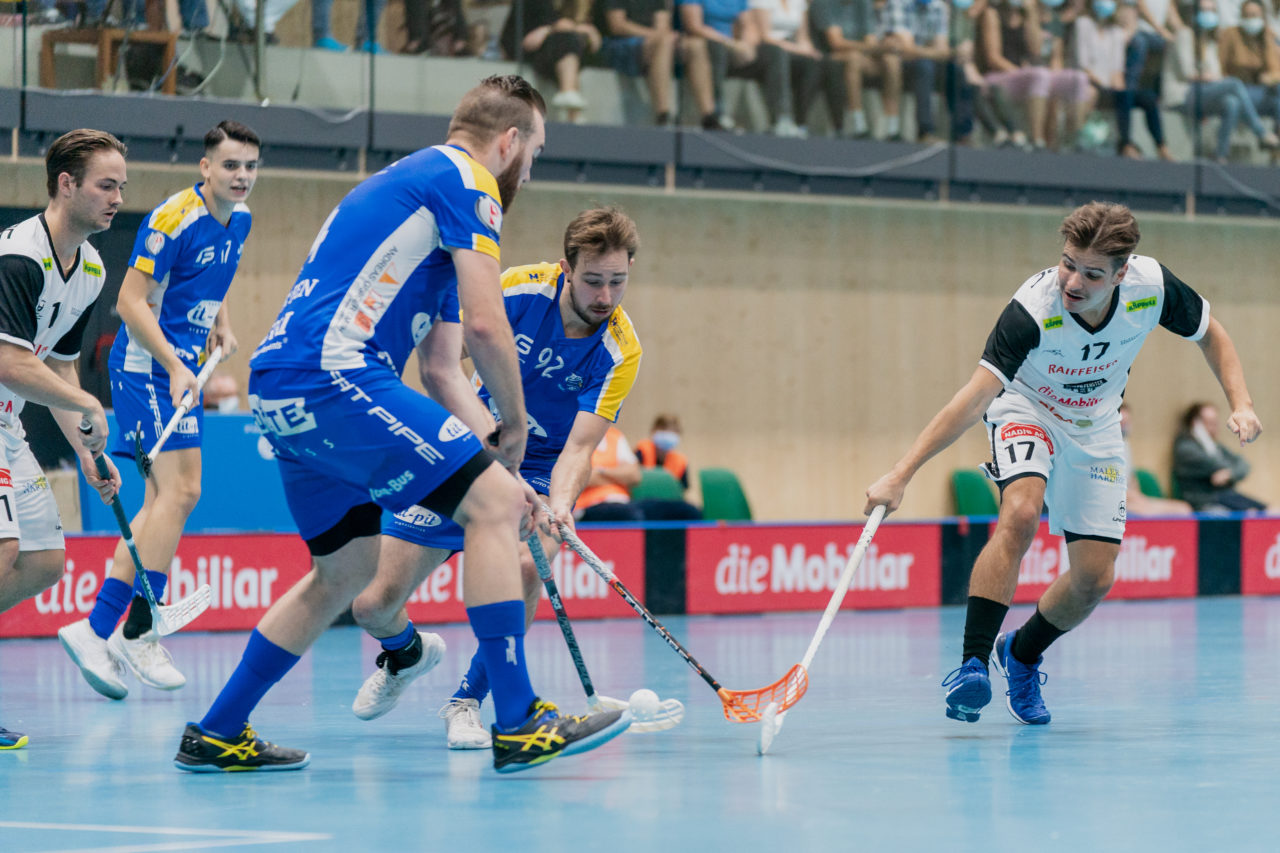 Männer NLB Runde 2 2020/21, Switzerland: 20.09.2020, Kloten, Stighag, Yannick Steffen (Nr. 14, Kloten-Dietlikon Jets) vor Cedric Kühne (Nr. 17, UHC Sarganserland) am Ball

Credit: Claudio Schwarz, unihockey-fotos.ch