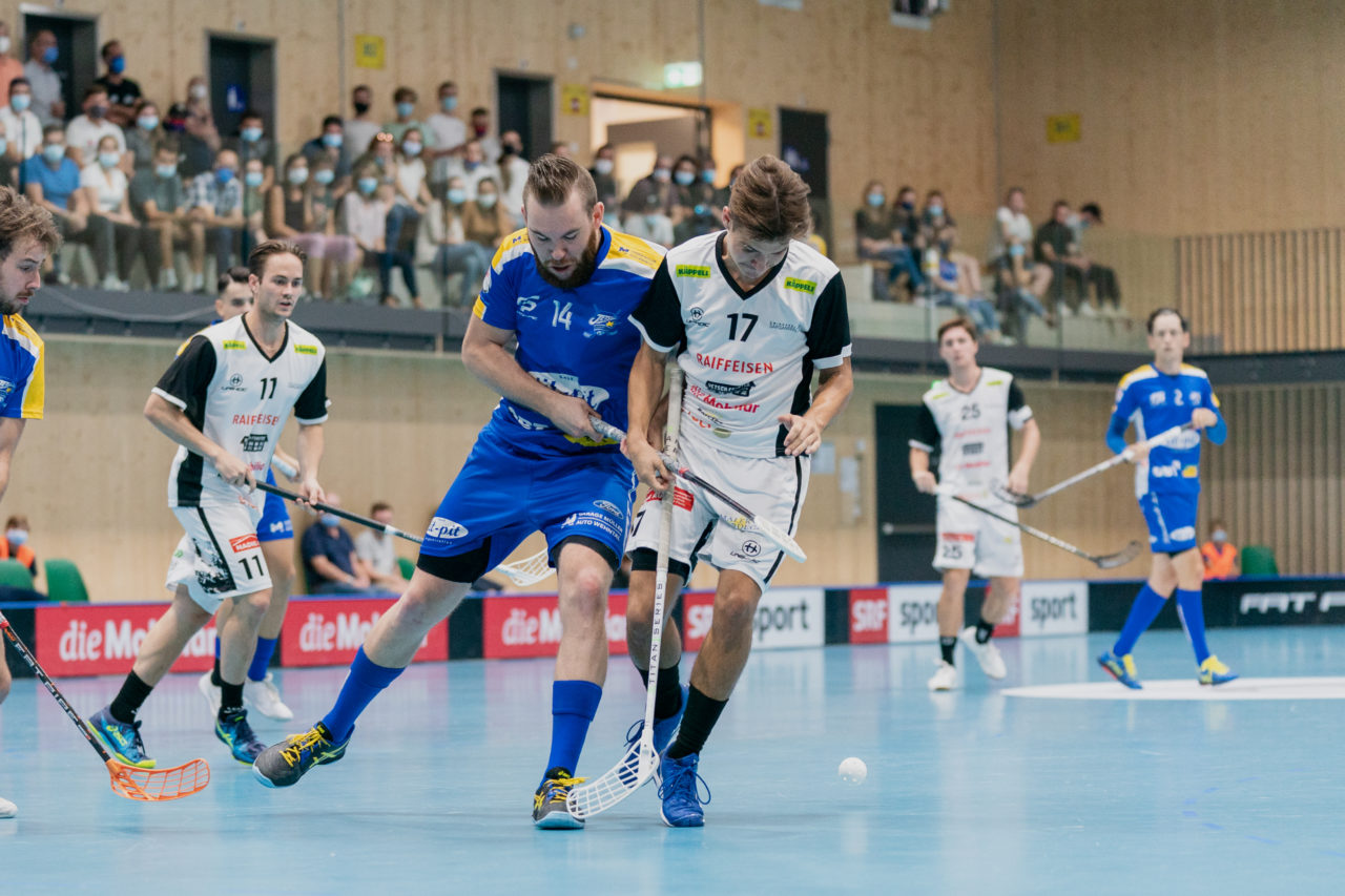 Männer NLB Runde 2 2020/21, Switzerland: 20.09.2020, Kloten, Stighag, Yannick Steffen (Nr. 14, Kloten-Dietlikon Jets) checkt Cedric Kühne (Nr. 17, UHC Sarganserland) 

Credit: Claudio Schwarz, unihockey-fotos.ch