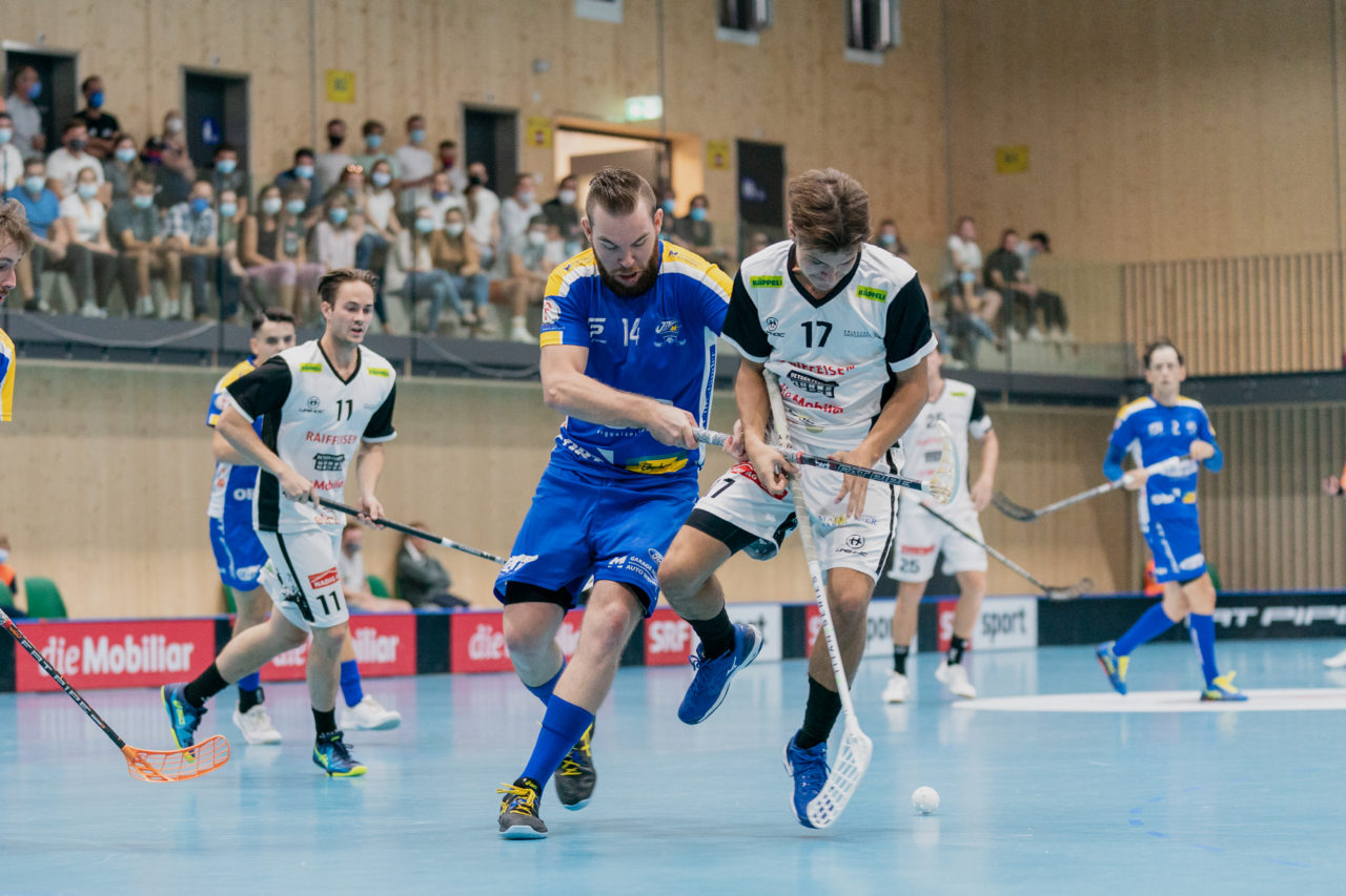 Männer NLB Runde 2 2020/21, Switzerland: 20.09.2020, Kloten, Stighag, Yannick Steffen (Nr. 14, Kloten-Dietlikon Jets) checkt Cedric Kühne (Nr. 17, UHC Sarganserland) 

Credit: Claudio Schwarz, unihockey-fotos.ch