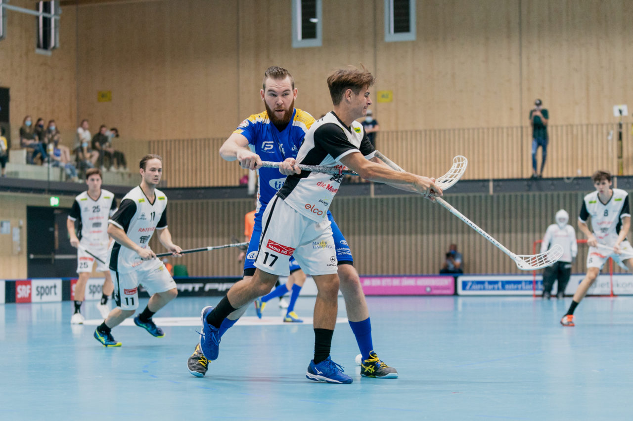 Männer NLB Runde 2 2020/21, Switzerland: 20.09.2020, Kloten, Stighag, Cedric Kühne (Nr. 17, UHC Sarganserland) hält den Stock von Yannick Steffen (Nr. 14, Kloten-Dietlikon Jets) fest

Credit: Claudio Schwarz, unihockey-fotos.ch
