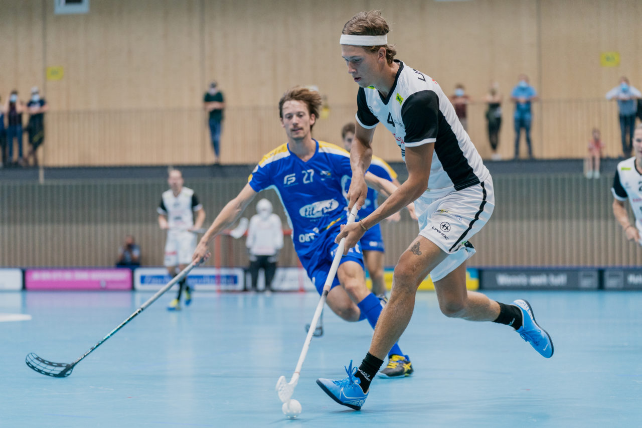 Männer NLB Runde 2 2020/21, Switzerland: 20.09.2020, Kloten, Stighag, Roope Kainulainen (Nr. 4, UHC Sarganserland) am Ball

Credit: Claudio Schwarz, unihockey-fotos.ch