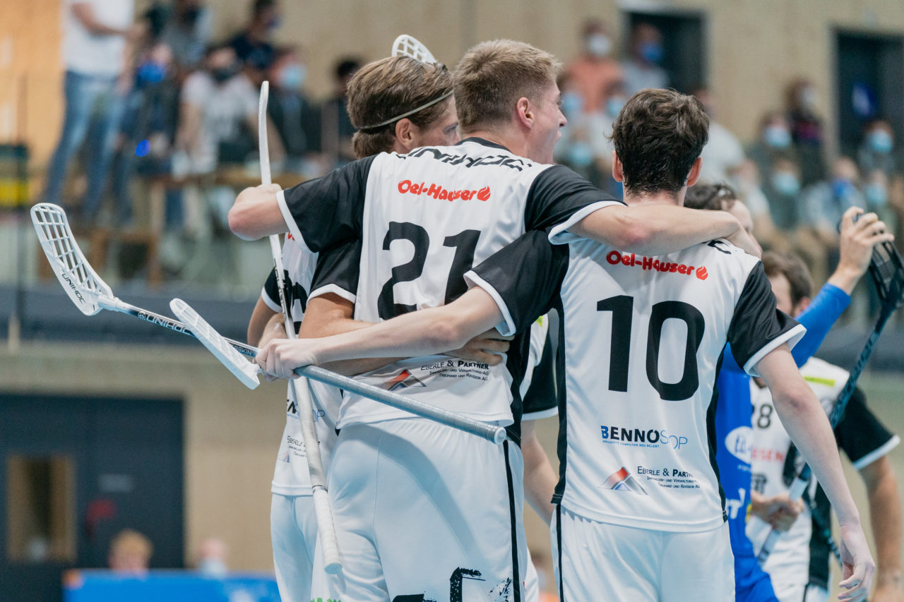 Männer NLB Runde 2 2020/21, Switzerland: 20.09.2020, Kloten, Stighag, Lorenzo Compagnoni (Nr. 21, UHC Sarganserland) bejubelt das 1:1

Credit: Claudio Schwarz, unihockey-fotos.ch