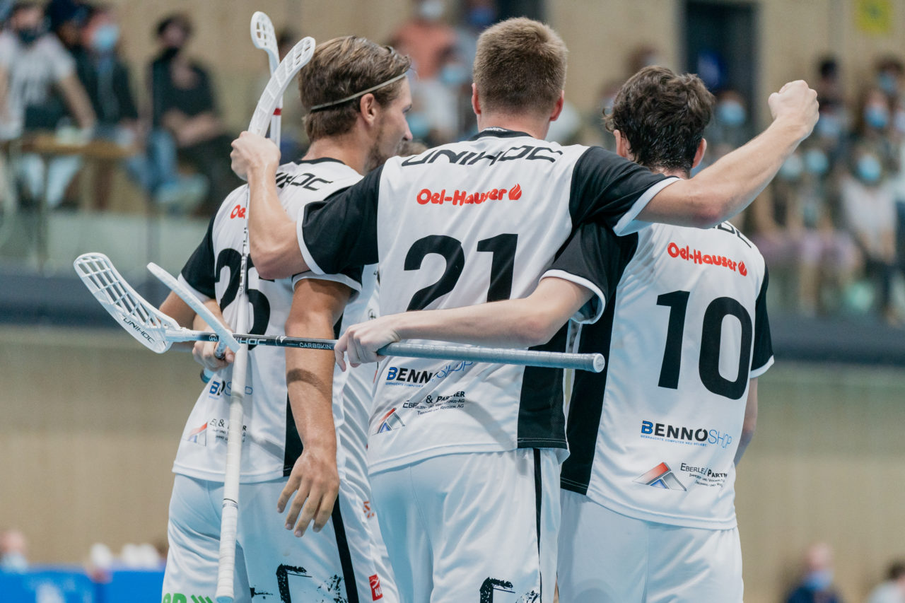 Männer NLB Runde 2 2020/21, Switzerland: 20.09.2020, Kloten, Stighag, Lorenzo Compagnoni (Nr. 21, UHC Sarganserland) bejubelt das 1:1

Credit: Claudio Schwarz, unihockey-fotos.ch
