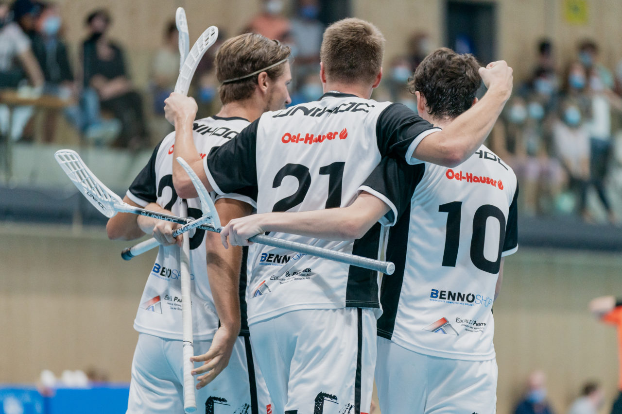 Männer NLB Runde 2 2020/21, Switzerland: 20.09.2020, Kloten, Stighag, Lorenzo Compagnoni (Nr. 21, UHC Sarganserland) bejubelt das 1:1

Credit: Claudio Schwarz, unihockey-fotos.ch