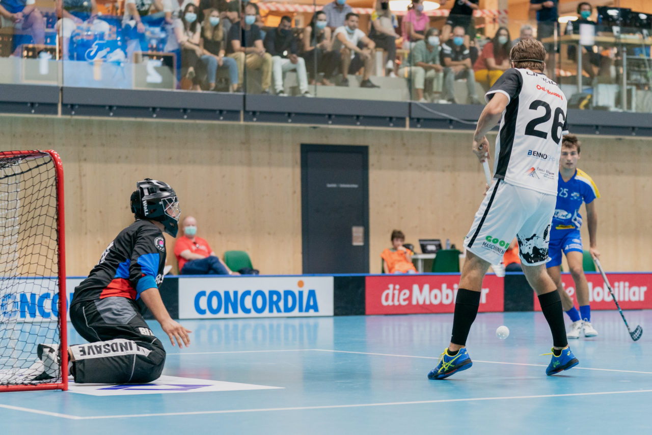 Männer NLB Runde 2 2020/21, Switzerland: 20.09.2020, Kloten, Stighag, Christof Marugg (Nr. 26, UHC Sarganserland) verpasst vor Simon Hagen (Nr. 71, Kloten-Dietlikon Jets) 

Credit: Claudio Schwarz, unihockey-fotos.ch