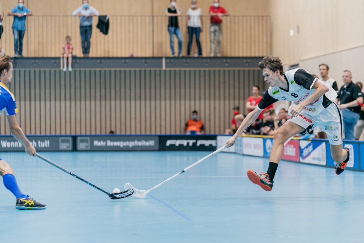 Männer NLB Runde 2 2020/21, Switzerland: 20.09.2020, Kloten, Stighag, Ricardo Camenisch (Nr. 8, UHC Sarganserland) streckt sich nach dem Ball

Credit: Claudio Schwarz, unihockey-fotos.ch