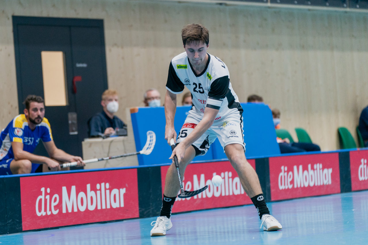 Männer NLB Runde 2 2020/21, Switzerland: 20.09.2020, Kloten, Stighag, Claudio Stucki (Nr. 25, UHC Sarganserland) am Ball

Credit: Claudio Schwarz, unihockey-fotos.ch