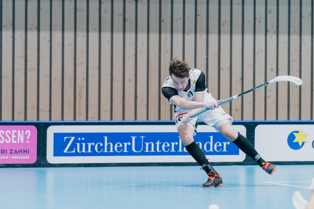 Männer NLB Runde 2 2020/21, Switzerland: 20.09.2020, Kloten, Stighag, Gian-Andrin Meiler (Nr. 10, UHC Sarganserland) spielt den Ball

Credit: Claudio Schwarz, unihockey-fotos.ch