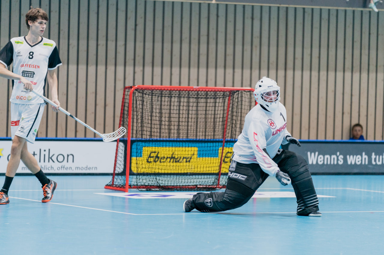 Männer NLB Runde 2 2020/21, Switzerland: 20.09.2020, Kloten, Stighag, Josef Mattle (Nr. 1, UHC Sarganserland) hält den Ball fest

Credit: Claudio Schwarz, unihockey-fotos.ch