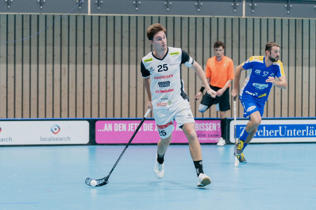 Männer NLB Runde 2 2020/21, Switzerland: 20.09.2020, Kloten, Stighag, Claudio Stucki (Nr. 25, UHC Sarganserland) am Ball

Credit: Claudio Schwarz, unihockey-fotos.ch