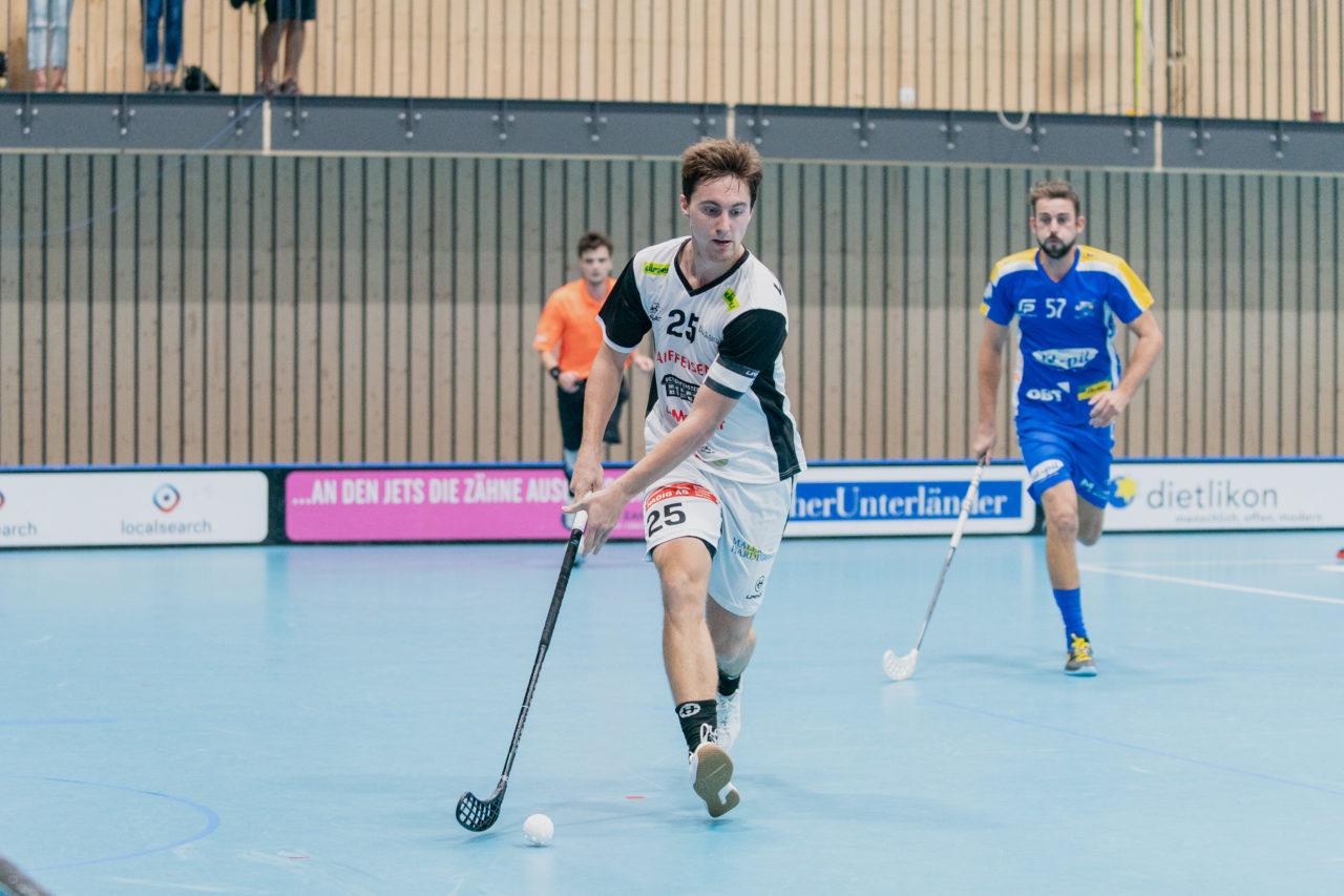 Männer NLB Runde 2 2020/21, Switzerland: 20.09.2020, Kloten, Stighag, Claudio Stucki (Nr. 25, UHC Sarganserland) am Ball

Credit: Claudio Schwarz, unihockey-fotos.ch