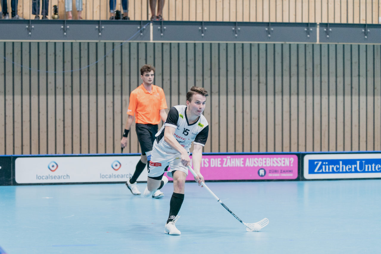Männer NLB Runde 2 2020/21, Switzerland: 20.09.2020, Kloten, Stighag, Fabrice Brossard (Nr. 15, UHC Sarganserland) spielt den Ball

Credit: Claudio Schwarz, unihockey-fotos.ch