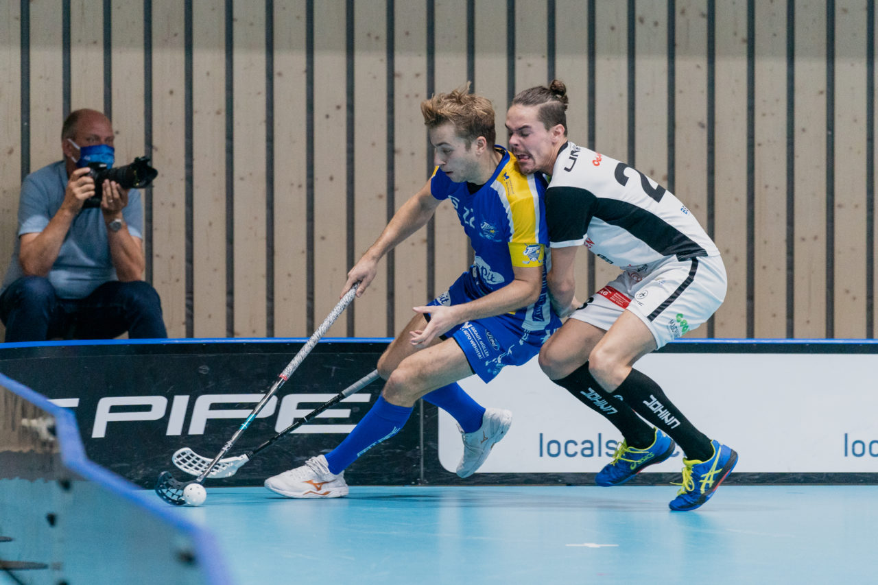 Männer NLB Runde 2 2020/21, Switzerland: 20.09.2020, Kloten, Stighag, Jürg Graf (Nr. 22, Kloten-Dietlikon Jets) im Zweikampf mit Sacha Rakeseder (Nr. 23, UHC Sarganserland) 

Credit: Claudio Schwarz, unihockey-fotos.ch