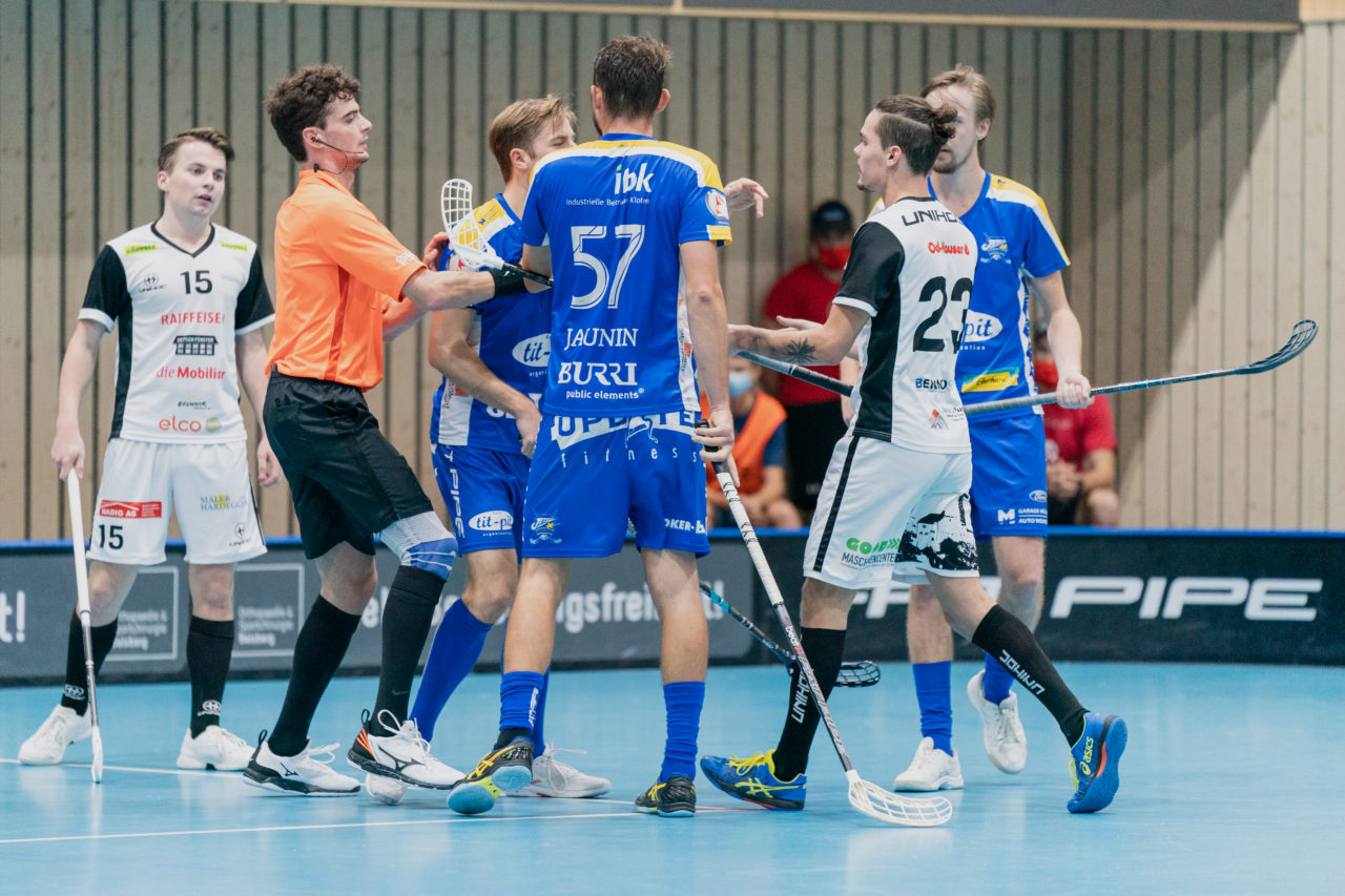 Männer NLB Runde 2 2020/21, Switzerland: 20.09.2020, Kloten, Stighag, Jürg Graf (Nr. 22, Kloten-Dietlikon Jets) und Sacha Rakeseder (Nr. 23, UHC Sarganserland) haben Meinungsverschiedenheiten

Credit: Claudio Schwarz, unihockey-fotos.ch