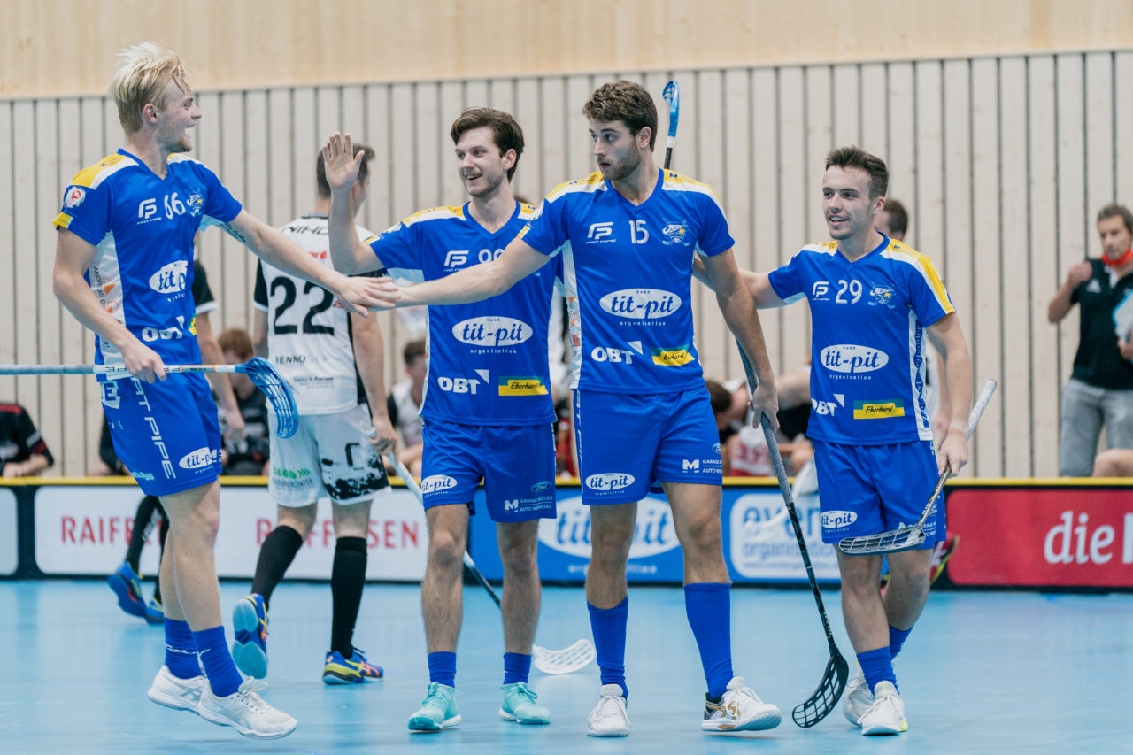 Männer NLB Runde 2 2020/21, Switzerland: 20.09.2020, Kloten, Stighag, die Jets jubeln

Credit: Claudio Schwarz, unihockey-fotos.ch
