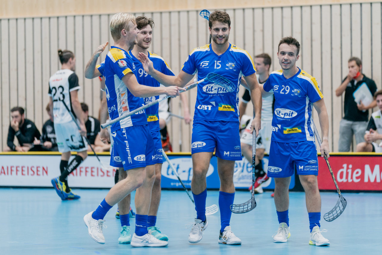Männer NLB Runde 2 2020/21, Switzerland: 20.09.2020, Kloten, Stighag, die Jets jubeln

Credit: Claudio Schwarz, unihockey-fotos.ch