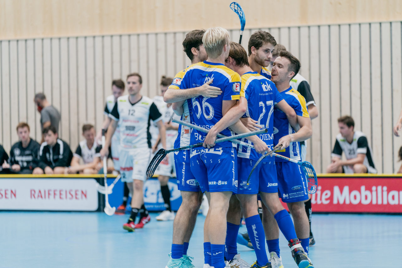 Männer NLB Runde 2 2020/21, Switzerland: 20.09.2020, Kloten, Stighag, die Jets jubeln

Credit: Claudio Schwarz, unihockey-fotos.ch