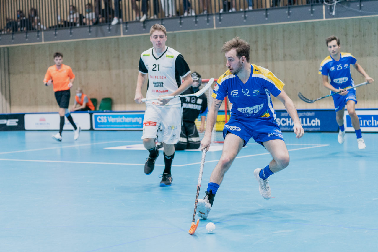 Männer NLB Runde 2 2020/21, Switzerland: 20.09.2020, Kloten, Stighag, Nick Bregenzer (Nr. 92, Kloten-Dietlikon Jets) am Ball

Credit: Claudio Schwarz, unihockey-fotos.ch