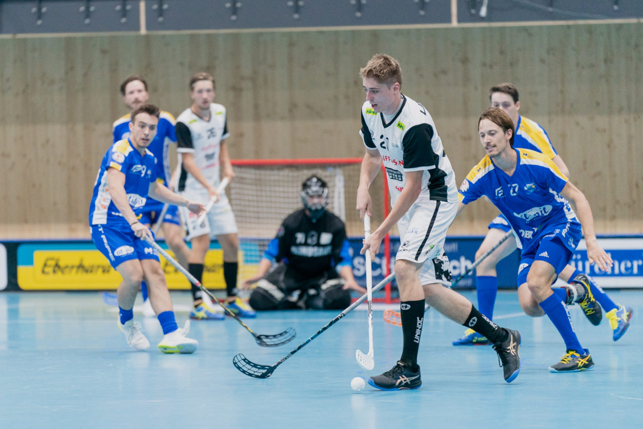 Männer NLB Runde 2 2020/21, Switzerland: 20.09.2020, Kloten, Stighag, Lorenzo Compagnoni (Nr. 21, UHC Sarganserland) am Ball

Credit: Claudio Schwarz, unihockey-fotos.ch