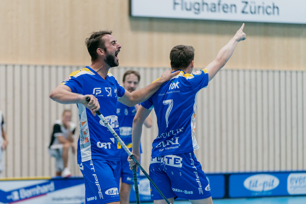 Männer NLB Runde 2 2020/21, Switzerland: 20.09.2020, Kloten, Stighag, Yannick Jaunin (Nr. 57, Kloten-Dietlikon Jets) jubelt mit Pascal Beutler (Nr. 7, Kloten-Dietlikon Jets) 

Credit: Claudio Schwarz, unihockey-fotos.ch