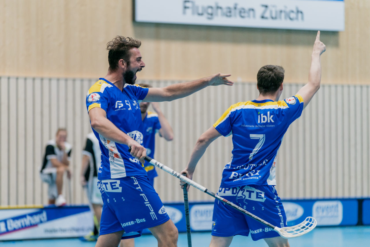 Männer NLB Runde 2 2020/21, Switzerland: 20.09.2020, Kloten, Stighag, Yannick Jaunin (Nr. 57, Kloten-Dietlikon Jets) jubelt mit Pascal Beutler (Nr. 7, Kloten-Dietlikon Jets) 

Credit: Claudio Schwarz, unihockey-fotos.ch